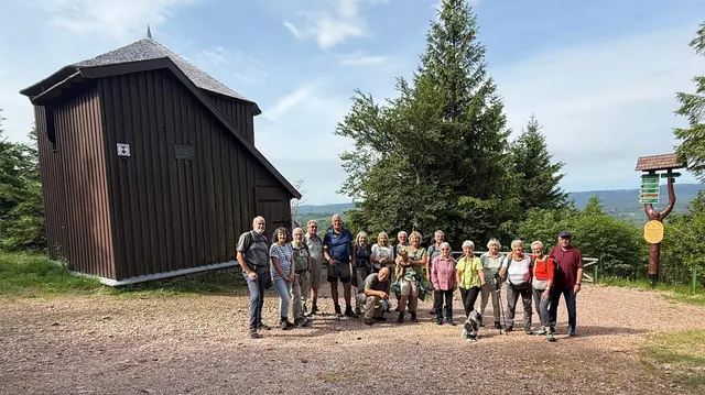 Ein erstes Gruppenbild am sogenannten Goethehäuschen. Es war ursprüngluch eine Jagdhütte, die umbenannt wurde,  nachdem Goethe an einer Innenwand "Wandrers Nachtlied" verewigt hatte.   | Foto: Lothar Winkler 