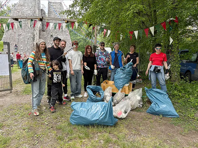 Gruppe von Menschen am Kletterturm in Böckingen nach gemeinsamer Müllsammelaktion