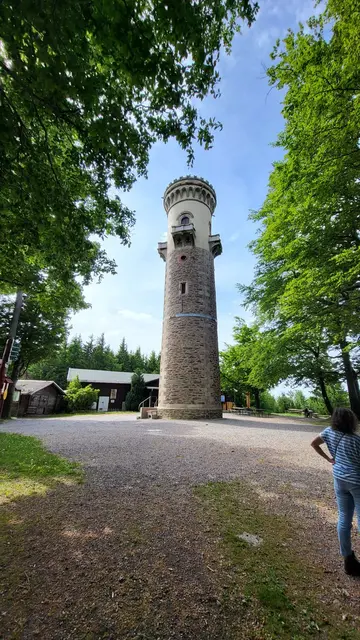 24 m ist er hoch, der Kickelhahn-Turm. Er lädt zum Rundumblick ein.  | Foto: Petra Schüssler 