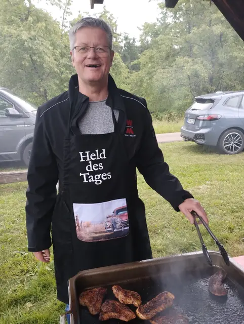 Axel Reimet (Vereinsvorsitzender) als Obergrillmeister | Foto: Peter Dossow