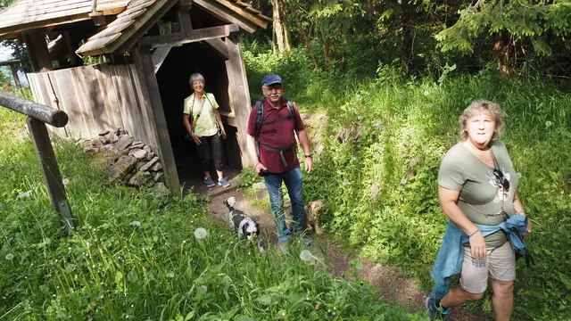 Die Wanderer laufen nur hindurch 😁.  | Foto: Rainer Göser 