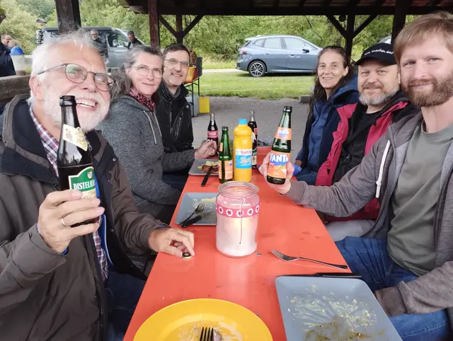 Mitglieder Männergymnastik und Bogenschützen, dritter von links Steffen Dietrich - Abteilungsleiter Bogys  | Foto: Peter Dossow