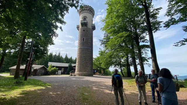 Die Wanderer kommen am Turm an.   | Foto: Rainer Göser