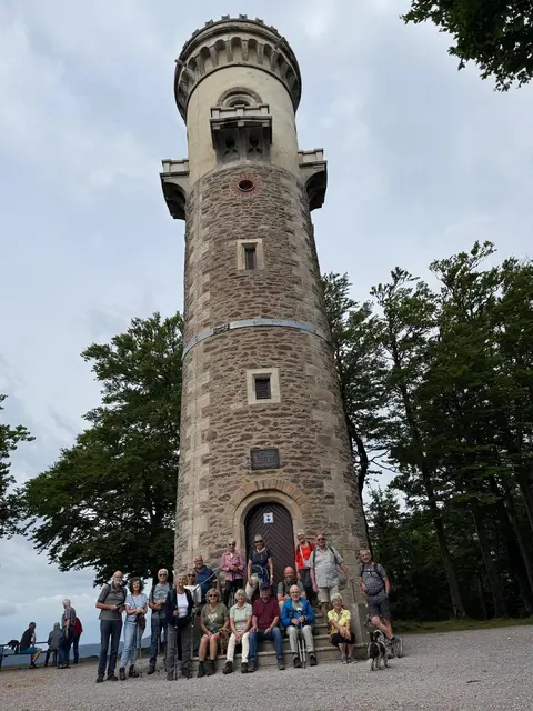 Ein schöner Platz für's Gruppenbild - zu Füßen des 24 m hohen Kickelhahn-Turms.  | Foto: Petra Schüssler 