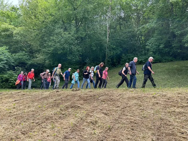 Einer nach dem Anderen und der Wanderführer vorneweg | Foto: Marion Hendel