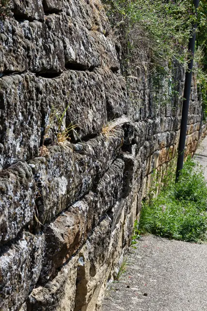 Ohoh, nicht sehr vertrauenerweckend, diese Mauer. | Foto: WKY