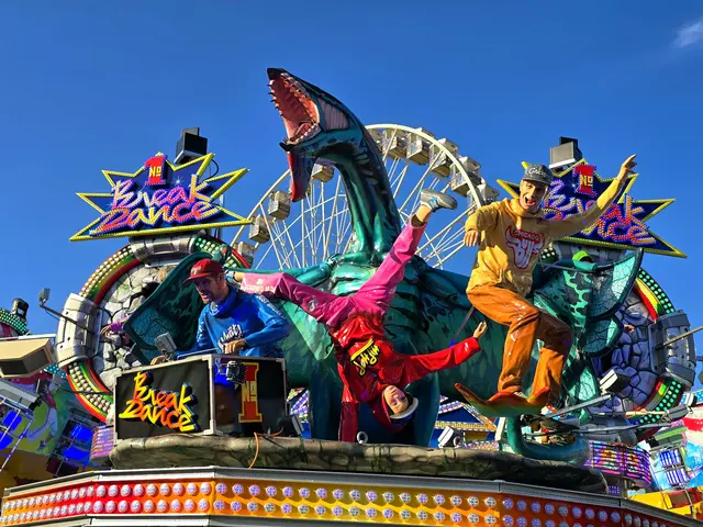 Buntes Fahrgeschäft auf einem Volksfest