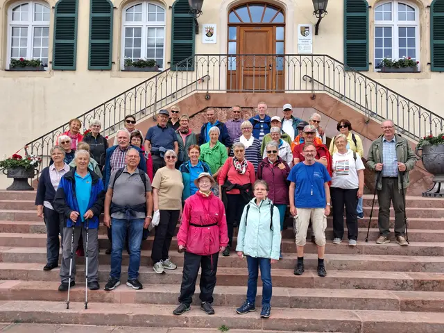 34 Teilnehmerinnen und Teilnehmer waren beim 3-tägigen Ausflug des Schwäbischen Albvereins, Ortsgruppe Untersteinbach im Pfälzerwald dabei. Im Rahmen einer Stadtführung ging es auch zum Schloss Bad Bergzabern. | Foto: Schwäbischer Albverein, Ortsgruppe Untersteinbach / Dietmar Binder