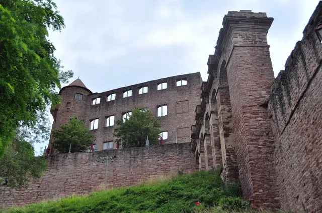Mein erster Blick auf die Burgruine. Sie ist eine der schönsten und größten Steinburgruinen Süddeutschlands. Man kann sie besichtigen. Allerdings war mir klar, dafür würde meine Zeit nicht ausreichen. | Foto: Daniela Somers