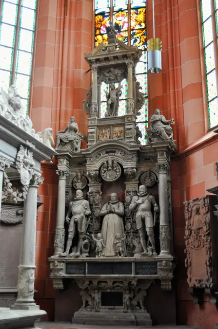 Die Kirche ist reich mit Grabdenkmälern und Grabplatten des Wertheimer Adelsgeschlechts ausgestattet. | Foto: Daniela Somers