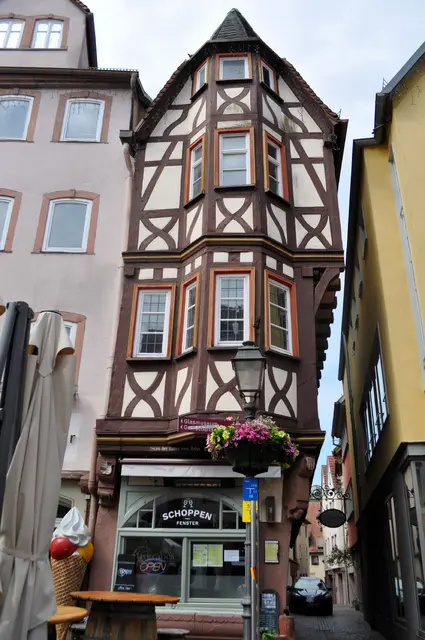 Dieses Haus am Marktplatz ist eines der ältesten und gleichzeitig wohl das schmalste Haus Frankens. Es ist als das „Zobel’sche Haus“ (Haus des Ritters von Zobel) bekannt. Was allerdings umstritten ist. | Foto: Daniela Somers