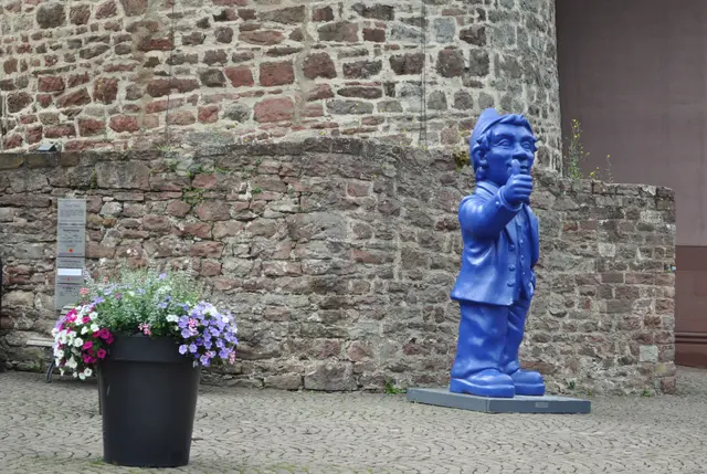 Vor dem Spitzen Turm steht auch schon der (große) Optimist. Im September 2020 tauchte die Kunst-Skulptur erstmals in der Stadt auf. Kleine bunte Optimisten tauchten überall in der Stadt auf und durften von der Bevölkerung an neue Standorte gebracht werden. | Foto: Daniela Somers