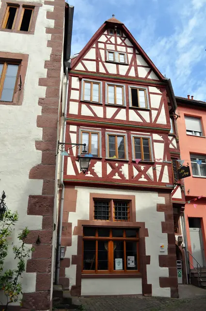 Die Alte Münz. Sie besteht aus einem Gebäudekomplex mit 3 Häusern und ist wohl das älteste Haus in der Wertheimer Altstadt. Wertheim erhielt 1363 mit dem Münzregal das Recht, Münzen zu prägen und finanziellen Gewinn daraus zu ziehen. | Foto: Daniela Somers