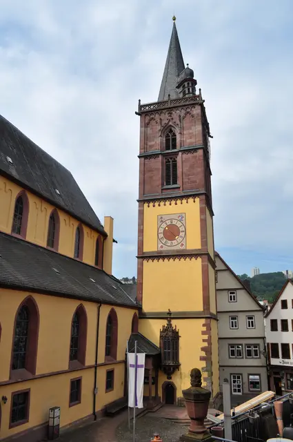 Die Ev. Stiftskirche wurde 1384 auf Veranlassung des Grafen Johann I. von Wertheim als Marienkirche erbaut. Die Turmuhr aus dem Jahre 1544 gehört zu den Ältesten in Deutschland. Die Besonderheit der Uhr ist, dass sie zwei verschieden gestaltete Zifferblätter hat. Das zur Burg weisende Zifferblatt hat nur einen Stundenzeiger, das zur Stadt gerichtete Zifferblatt hingegen hat einen Stunden- und einen Minutenzeiger.  | Foto: Daniela Somers