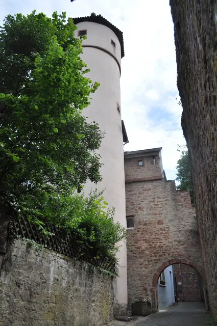 Faulturm oder Kittsteinturm oder auch Roter Turm genannt mit dem Faultor oder auch Kittsteintor genannt. Darüber sieht man noch Reste vom Wehrgang. | Foto: Daniela Somers