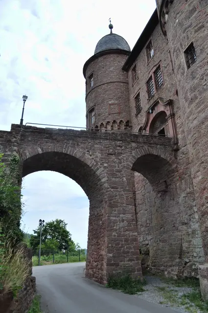 Über eine Steinbrücke gehts zum Innenhof der Burg. | Foto: Daniela Somers