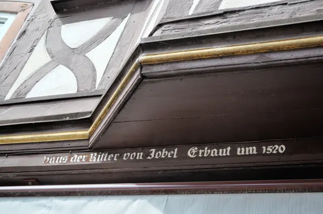 Das Haus der Ritter von Zobel trägt diese Inschrift.  | Foto: Daniela Somers