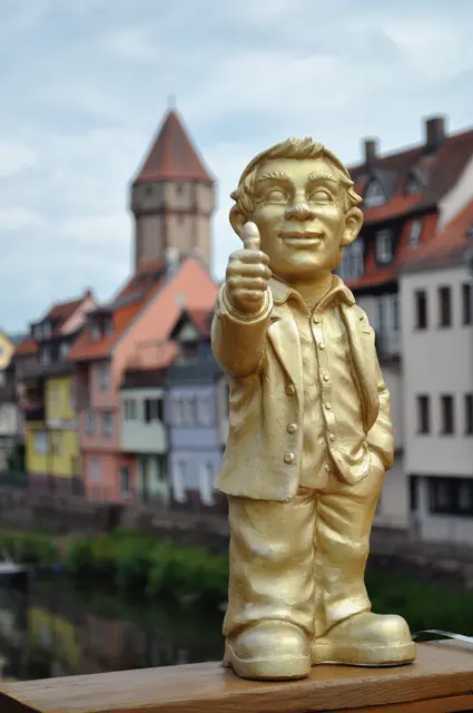 Optimist auf der Tauberbrücke. Im Hintergrund der Spitze Turm. | Foto: Daniela Somers