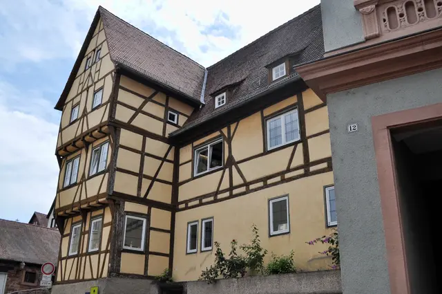 Wohnhaus aus dem 15. Jahrhundert. Schon damals waren die Leute echt schlau. Denn Grundsteuer wurde nur von der Bodenfläche berechnet. Also baute man die Häuser nach oben hin eben breiter. Damit musste man nicht für die ganze Fläche Grundsteuer zahlen. | Foto: Daniela Somers