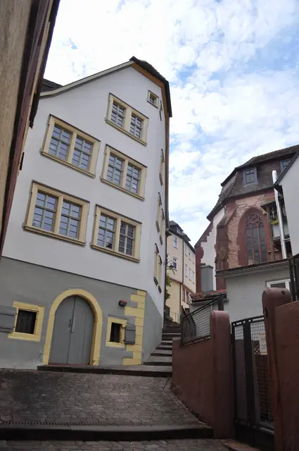 Mein erster Weg führte steil nach oben zur Burg Wertheim. Das Wohnhaus auf der linken Seite stammt aus dem Jahr 1747. | Foto: Daniela Somers