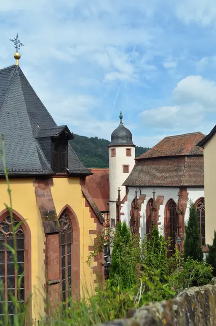 Blick auf die Kilianskapelle. Links die Ev. Stiftskirche | Foto: Daniela Somers