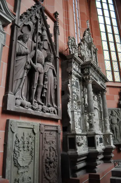 Die Kirche ist reich mit Grabdenkmälern und Grabplatten des Wertheimer Adelsgeschlechts ausgestattet. | Foto: Daniela Somers