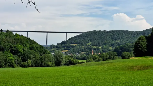 Blick unterwegs zur Autobahnbrücke | Foto: Manfred Schaaf