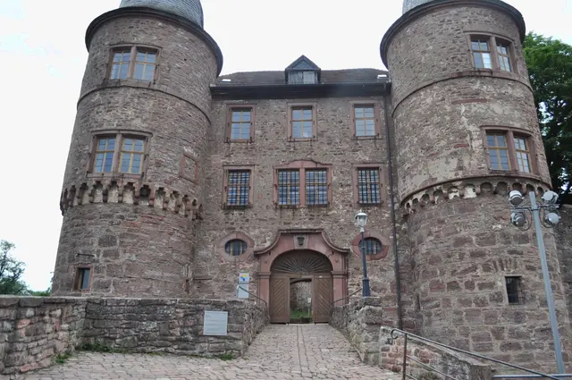 Auch ohne Eintritt zu bezahlen kann man ein bisschen was von der Burg anschauen. Der Eintritt kostet nur 3 Euro. Aber ich wusste ja, ich konnte mich nicht so lange hier aufhalten wenn ich noch ein wenig mehr von der Stadt sehen möchte. | Foto: Daniela Somers