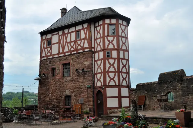 Es gibt nicht nur Gastronomie auf der Burg. Man kann auch dort Heiraten. Dieses Gebäude wird der Weiße Turm genannt. Allerdings gibt es noch einen anderen Weißen Turm unten in der Stadt. | Foto: Daniela Somers