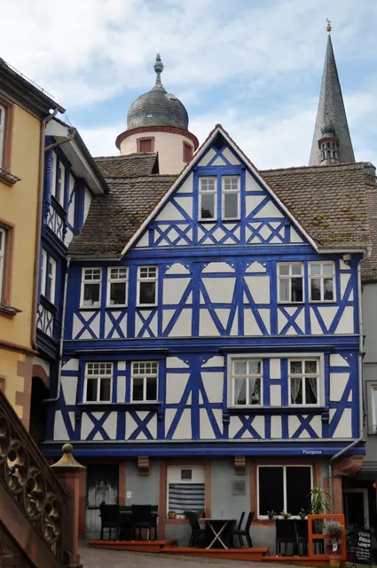 Dieses ausergewöhnliche Haus ist ein echter Hingucker. Selten sieht man im Fachwerk so eine Farbe. Das ehemalige Bürgerhaus aus dem Jahr 1593 gehört heute zum Grafschaftsmuseum. | Foto: Daniela Somers