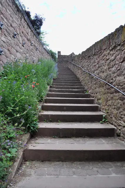Zur Burg geht es steil nach oben. Über Treppen und Wege. | Foto: Daniela Somers