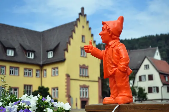 Der Wertheimer Optimist begegnet einem immer wieder in der Stadt. Ottmar Hörl hat diese Skulptur erschaffen zum Mut machen während der Pandemie. | Foto: Daniela Somers