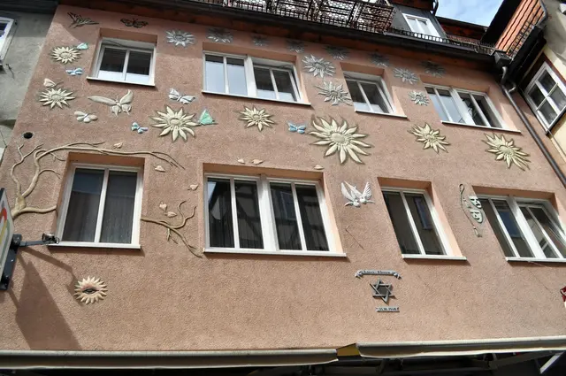 Hier wurden im Vorgängerbau die jüdischen Mitbürger zur Deportation gesammelt. Im Andenken daran wurde die Hausfassade des danach erbauten Hauses geschmückt. | Foto: Daniela Somers
