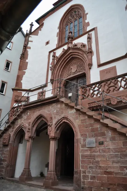 Eingangsportal der Kilianskapelle. Sie wurde 1469 erbaut und gilt als eine der schönsten spätgotischen Kapellen Deutschlands. Allerdings habe ich sie mir nicht von innen angeschaut. Ich bin weiter zur Stiftskirche die genau gegenüber steht. | Foto: Daniela Somers
