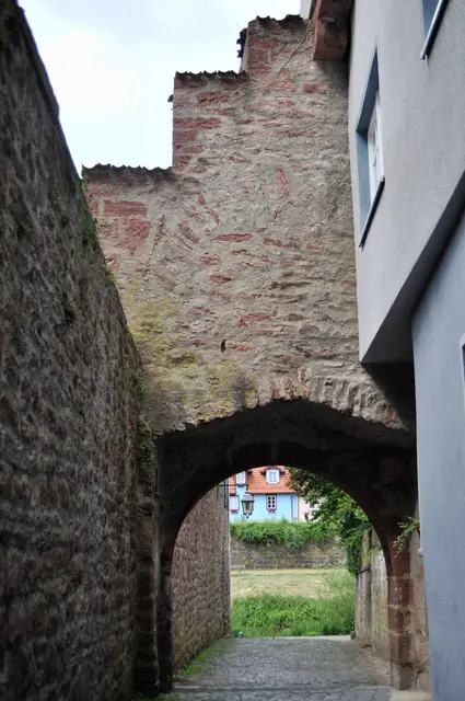 Überall sieht man noch die alte Stadtmauer. | Foto: Daniela Somers