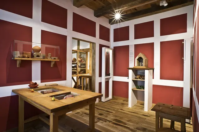 Rekonstruktion eines privaten Wohnraums in einem römischen Streifenhaus. | Foto: &copy; 