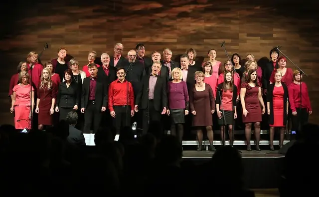 Das Chorteam singt gemeinsam mit dem Hochschulchor und dem Kinderchor. | Foto: &copy; Andreas Veigel