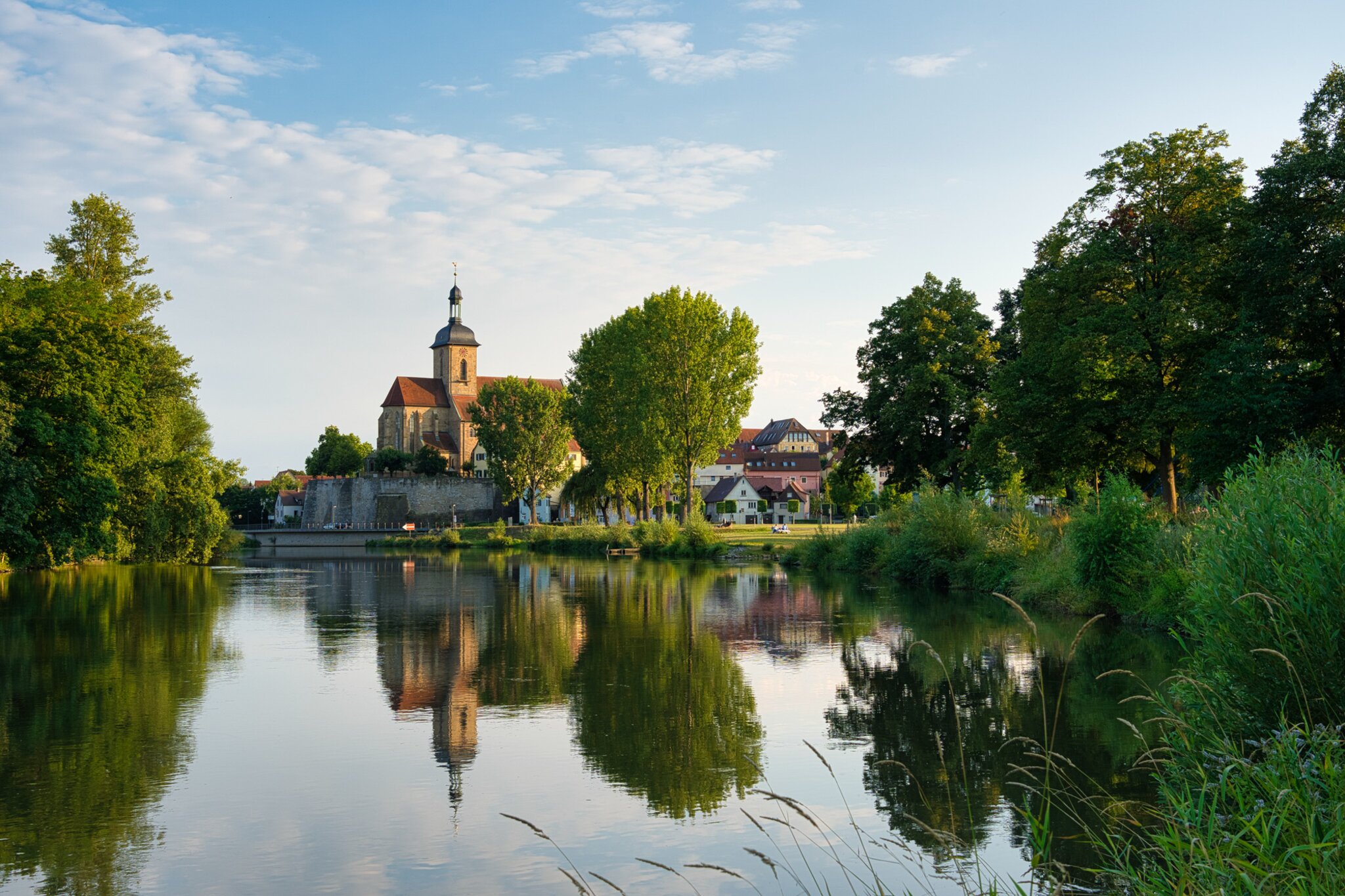 Regiswindiskirche mit Neckar in Lauffen