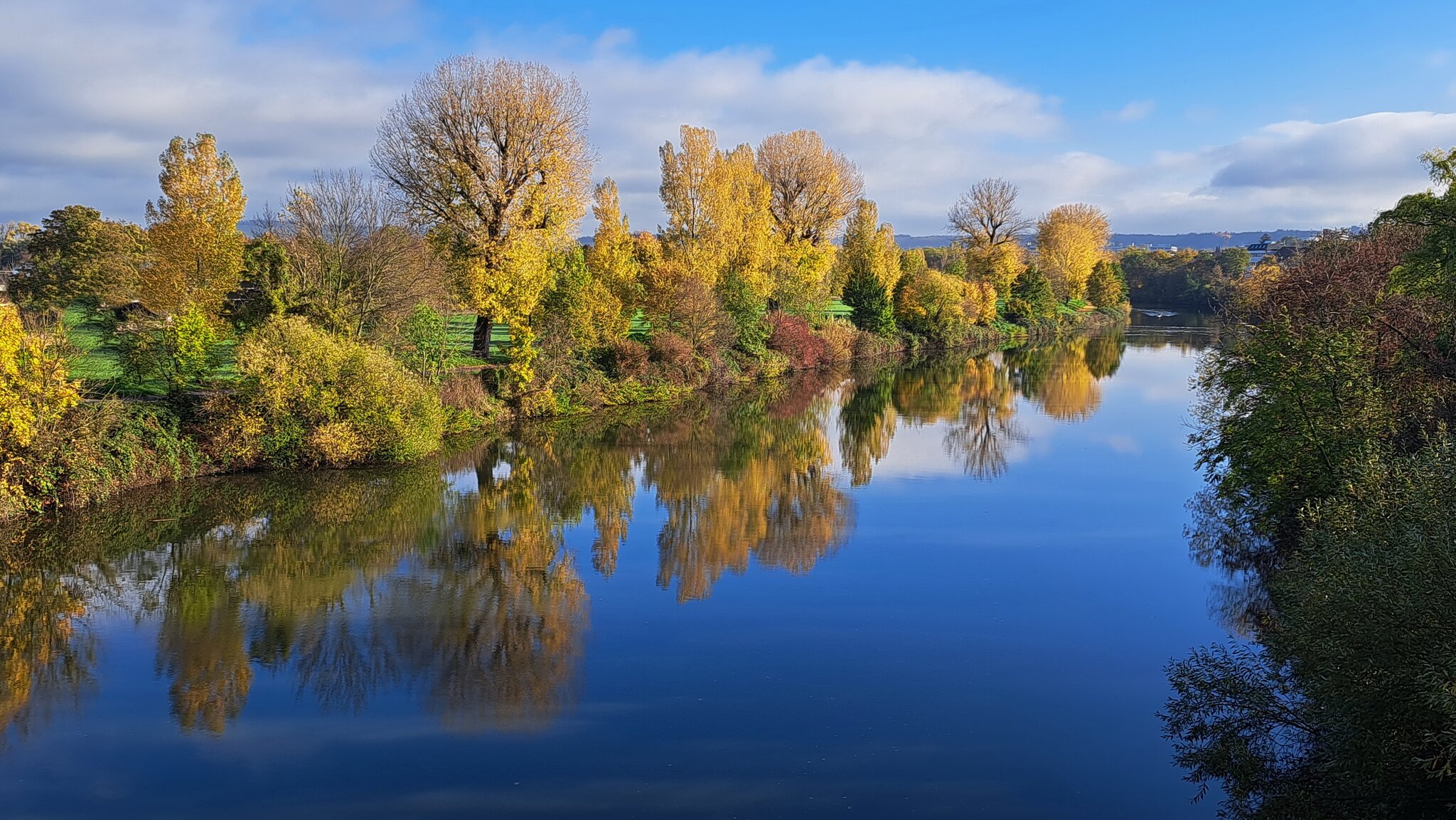 Herbstliches Neckarufer bei Sontheim