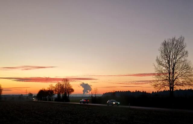 Ein herrlicher Sonnenaufgang, während hinter mir noch der Mond hoch am Himmel steht.  
Ein schöner Tagesbeginn. | Foto: sigischlottke 