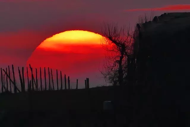 Sonnenuntergang vom 8. März in Baumerlenbach, der Saharastaub verleiht dem Bild die Farbe. | Foto: Rolf Mugele