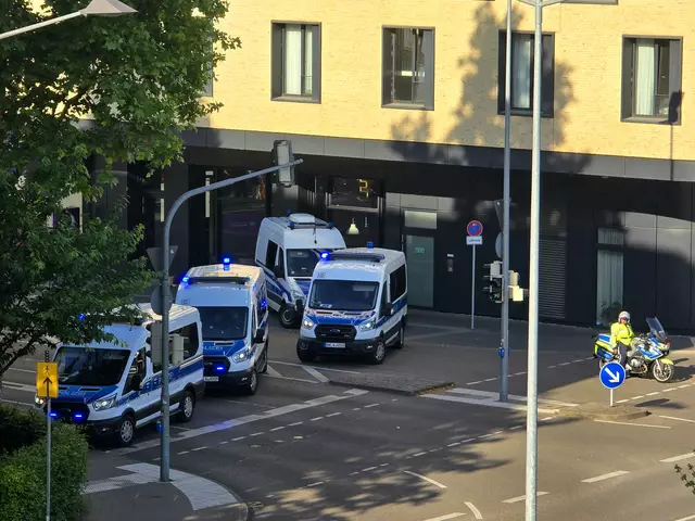 Es ist heute nicht ratsam, mit dem Auto nach Heilbronn zu kommen. Viele Strassen  in der Innenstadt sind gesperrt. Auch der öffentliche Nahverkehr wird umgeleitet oder Fahrten fallen aus. Grund: Gegendemo zur AfD-Veranstaltung in der Harmonie.  | Foto: Heidrun Rosenberger 