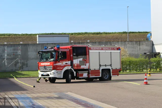 Unsere Maschinisten bedienen im Einsatz die Feuerlöschpumpen und unterstützen die Mannschaft bei ihrer Tätigkeit. Zuvor jedoch fahren sie unsere Löschfahrzeuge, die Drehleiter oder die Gerätewagen zum Einsatzort. Diese Fahrzeuge kosten mehrere einhundert Tausend Euro und sollten mindestens 20 Jahre einsatzbereit sein. Außerdem kommt es bei den Einsatzfahrten darauf an, zwar schnell, aber unter größter Vorsicht und Rücksichtnahme auf andere Verkehrsteilnehmer sicher zum Einsatzort zu gelangen. | Foto: Freiwillige Feuerwehr Obersulm