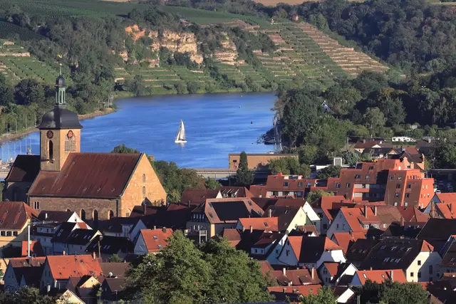 Lauffen am Neckar mit dem markanten Krappenfelsen  | Foto: Frank-M. Zahn
