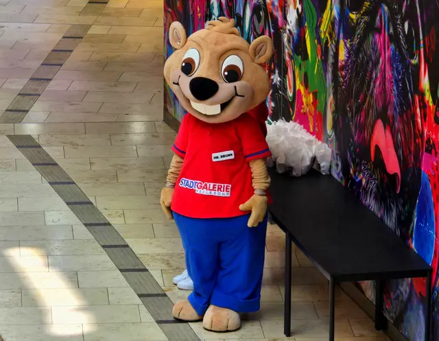 verteilt kleine Geschenke an Kinder zu deren Einschulung.
Gesehen in der Stadtgalerie Heilbronn.  | Foto: Heidrun Rosenberger 