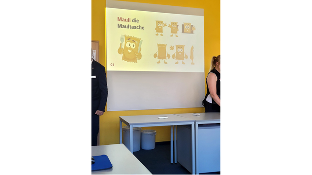 Da ist er ja! Mauli, die Maultasche, erwacht jetzt in 3D-Animation zum Leben und springt direkt aus dem Bildschirm zu Ihnen. Erleben Sie Maulis erstes Abenteuer und lassen Sie sich von seiner Kreativität und Energie begeistern!
Jetzt ansehen: www.youtube.com/watch?v=fREoth3Zayc
 | Foto: HEILBRONN │ SCHWABENFOOD – Kaufmännische Übungsfirma