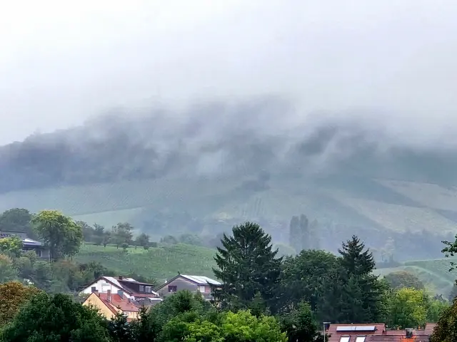 hängen die Regenwolken  | Foto: Heidrun Rosenberger 