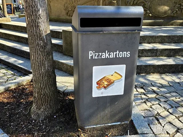 Geniale Idee !!!
Sollte es in Heilbronn im Neckarbogen, am Campus, an Schulen und auch in der Innenstadt geben.
Viele Jugendliche bestellen und verzehren ihre Pizzen genau da. | Foto: Heidrun Rosenberger 