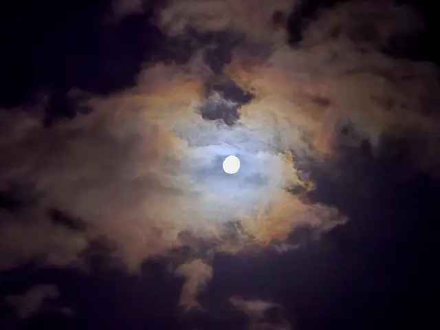Faszination am Himmel. Die Wolken ziehen ganz schnell, dadurch erscheinen sie in einer Art Wischtechnik. | Foto: Heidrun Rosenberger 