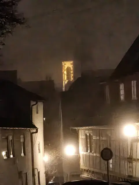 Leichter Nebel am Abend verleiht der kleinen Gasse einen besonderen Reiz. | Foto: Helga El-Kothany 